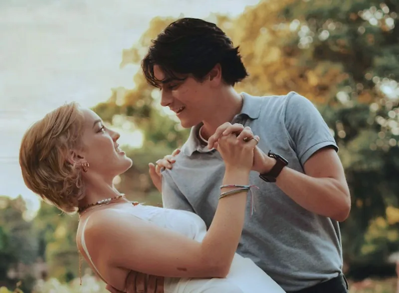 Pareja jóven bailando su primer baile de boda , baile nupcial a medida en Valencia