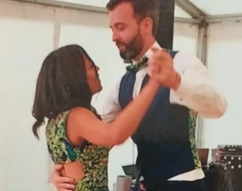 Couple danse à sa première danse et ouverture de bal de mariage